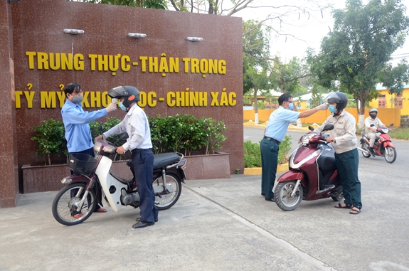 Thực hiện đo thân nhiệt cho cán bộ, công nhân viên trước khi vào đơn vị ở Nhà máy A32.
